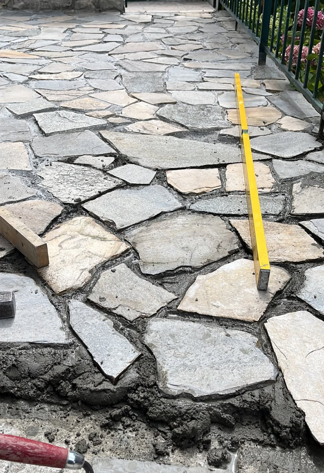 Détail des pierres polygonales et des joints en cours de réalisation