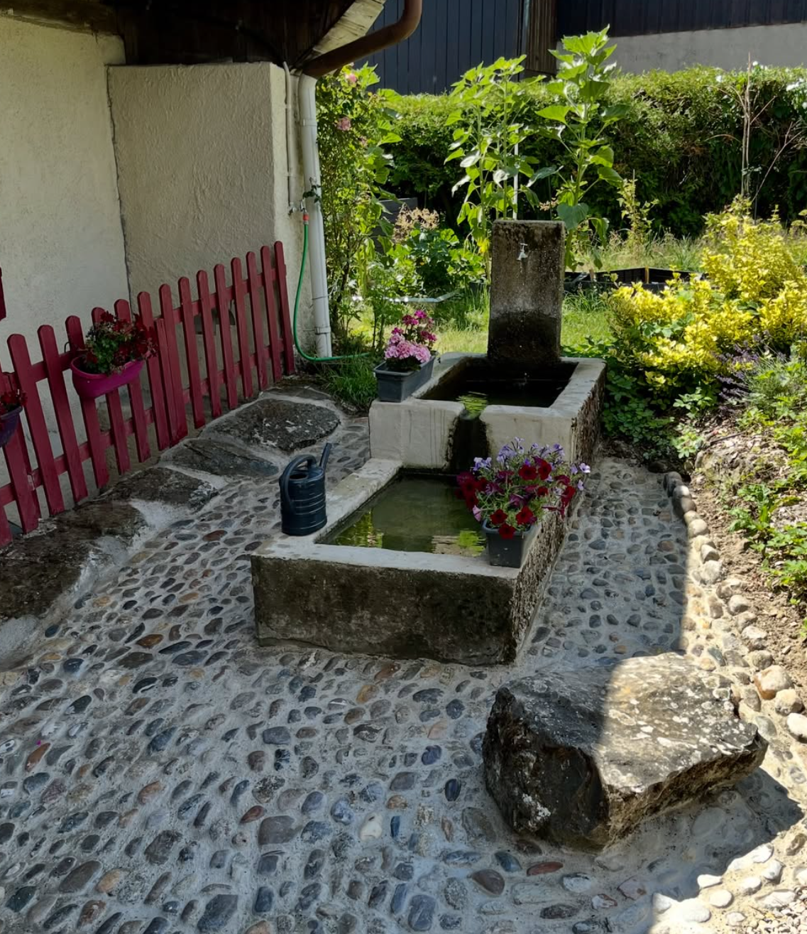 Aménagement en galets de calade terminé autour d’une fontaine