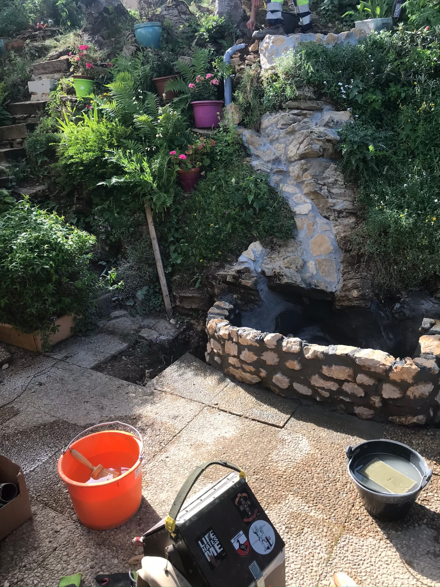 Travaux de finition sur la fontaine et son parcours d’eau
