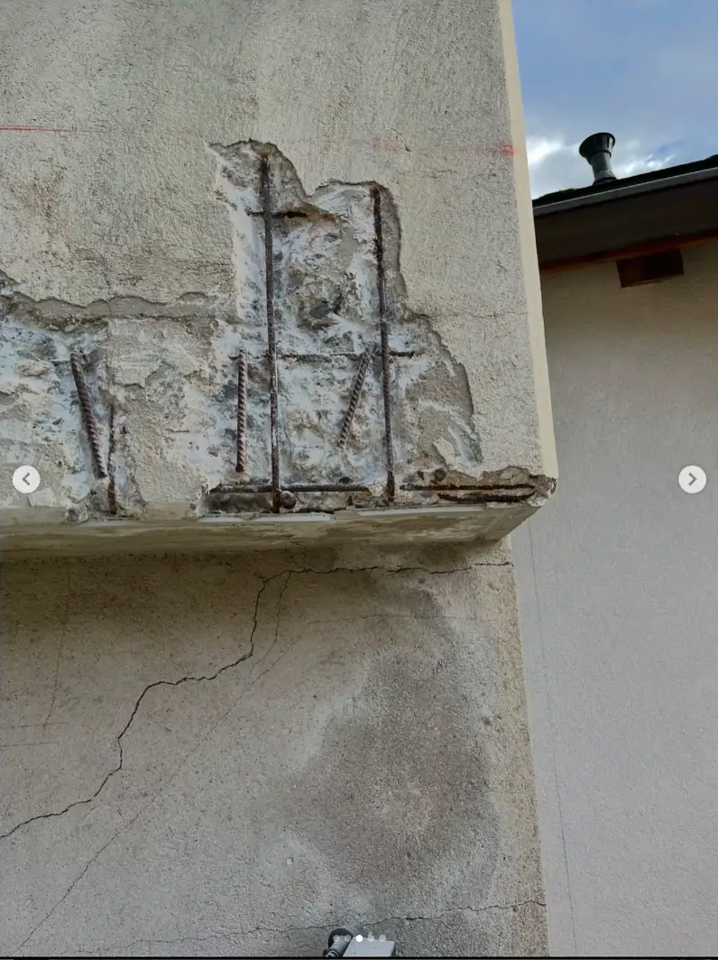 Armatures dégagées sur un élément en béton dégradé