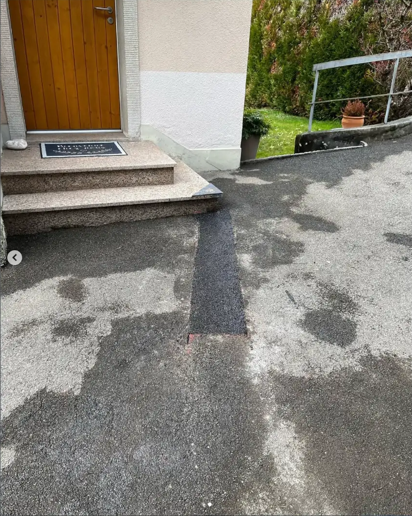 Enrobé posé devant l’entrée de la maison