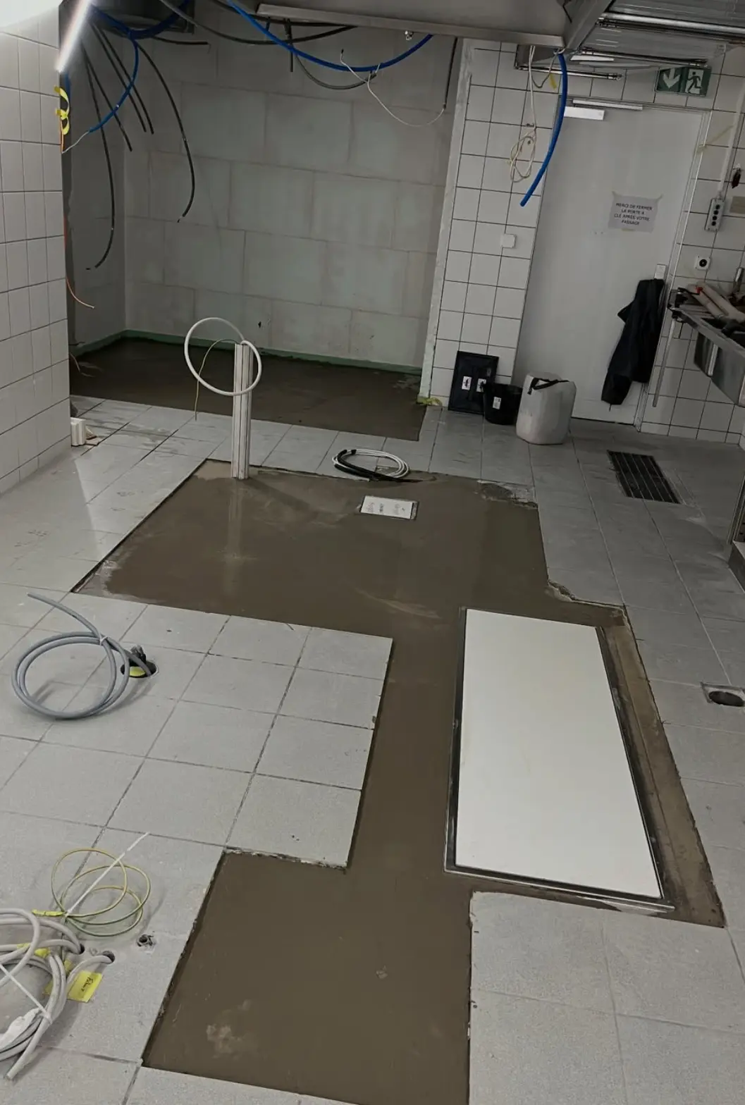 Coulage de la chape autour des trappes