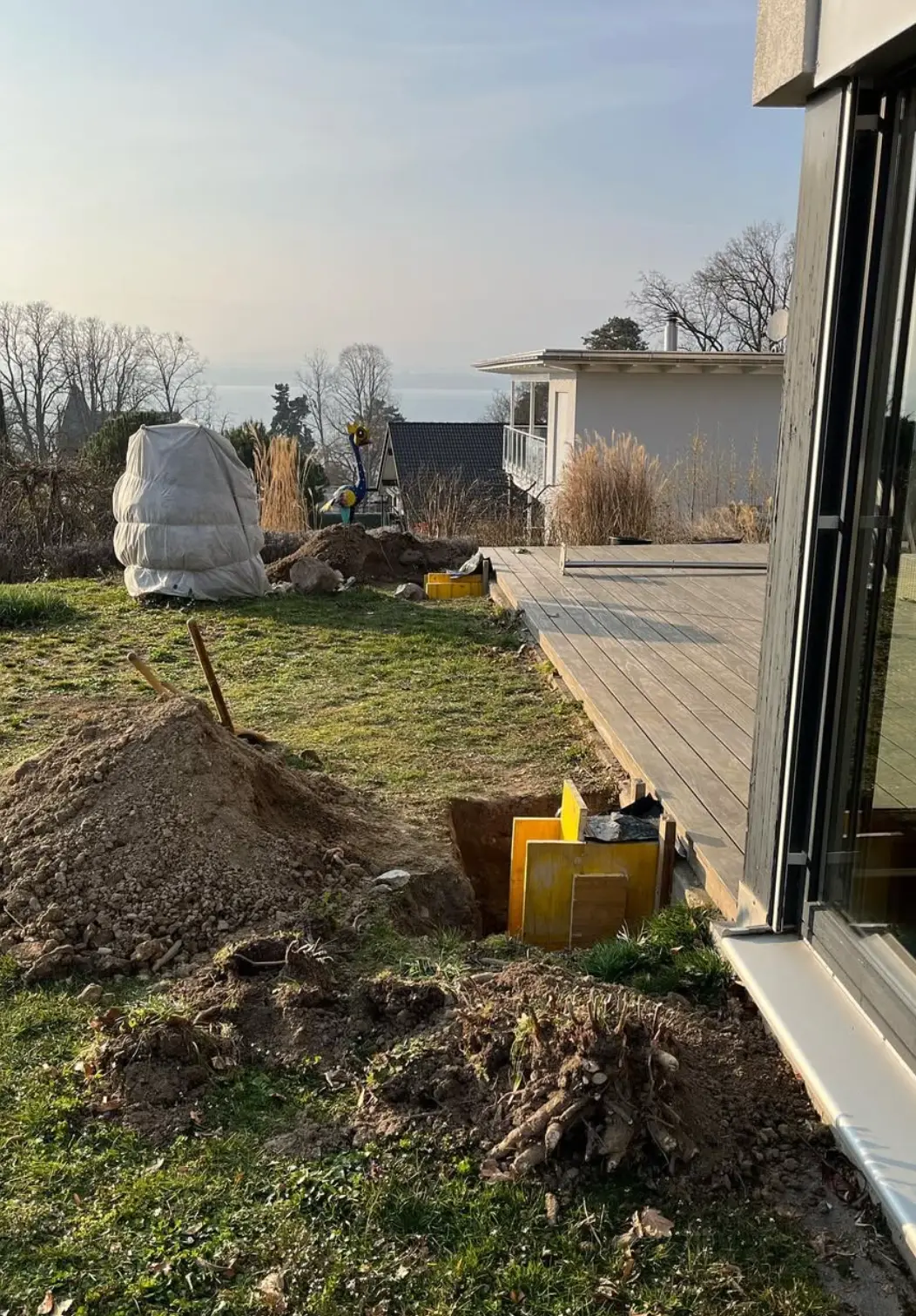 Vue du chantier avec les deux coffrages disposés le long de la terrasse