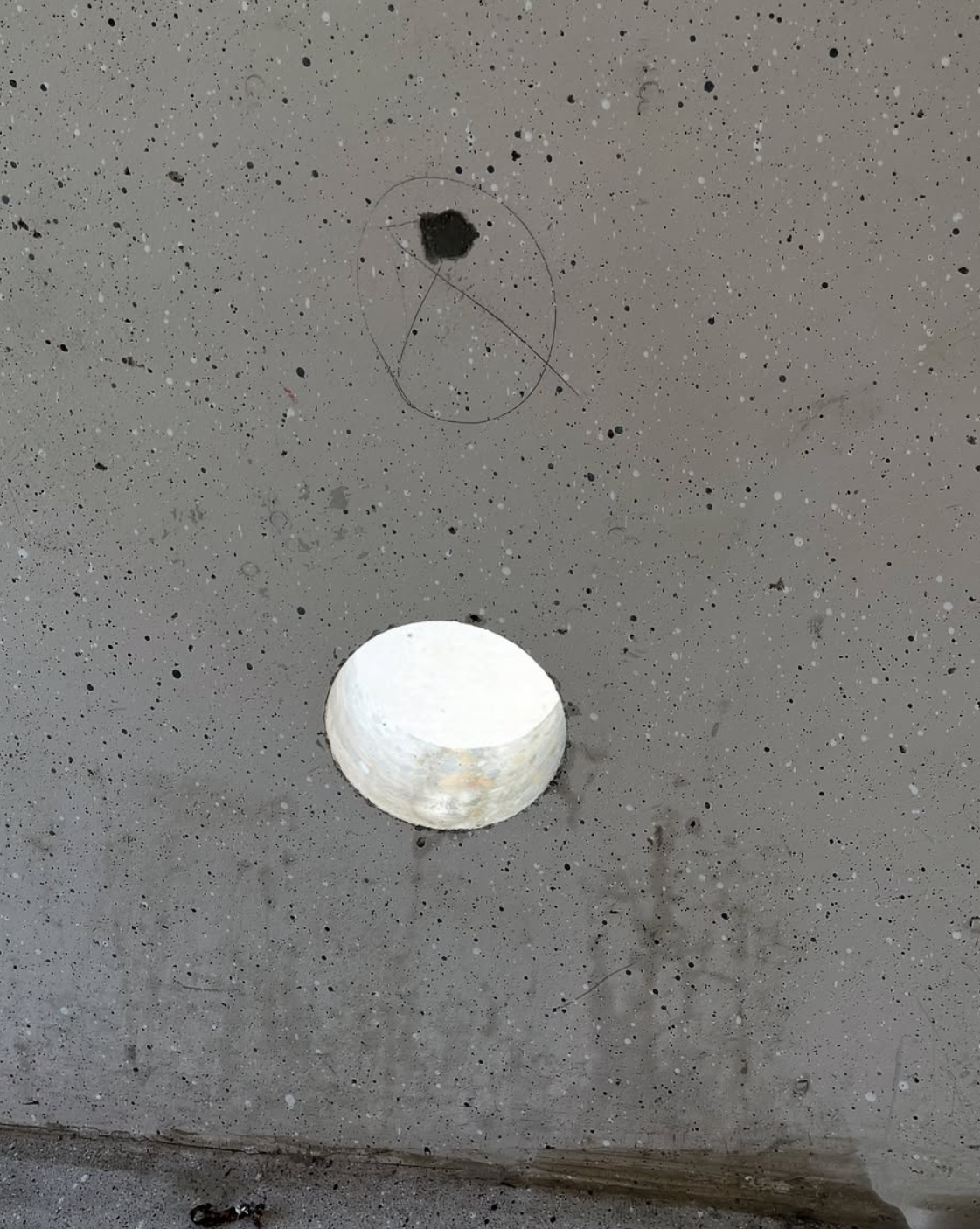 Percement circulaire terminé et carotte extraite du béton armé