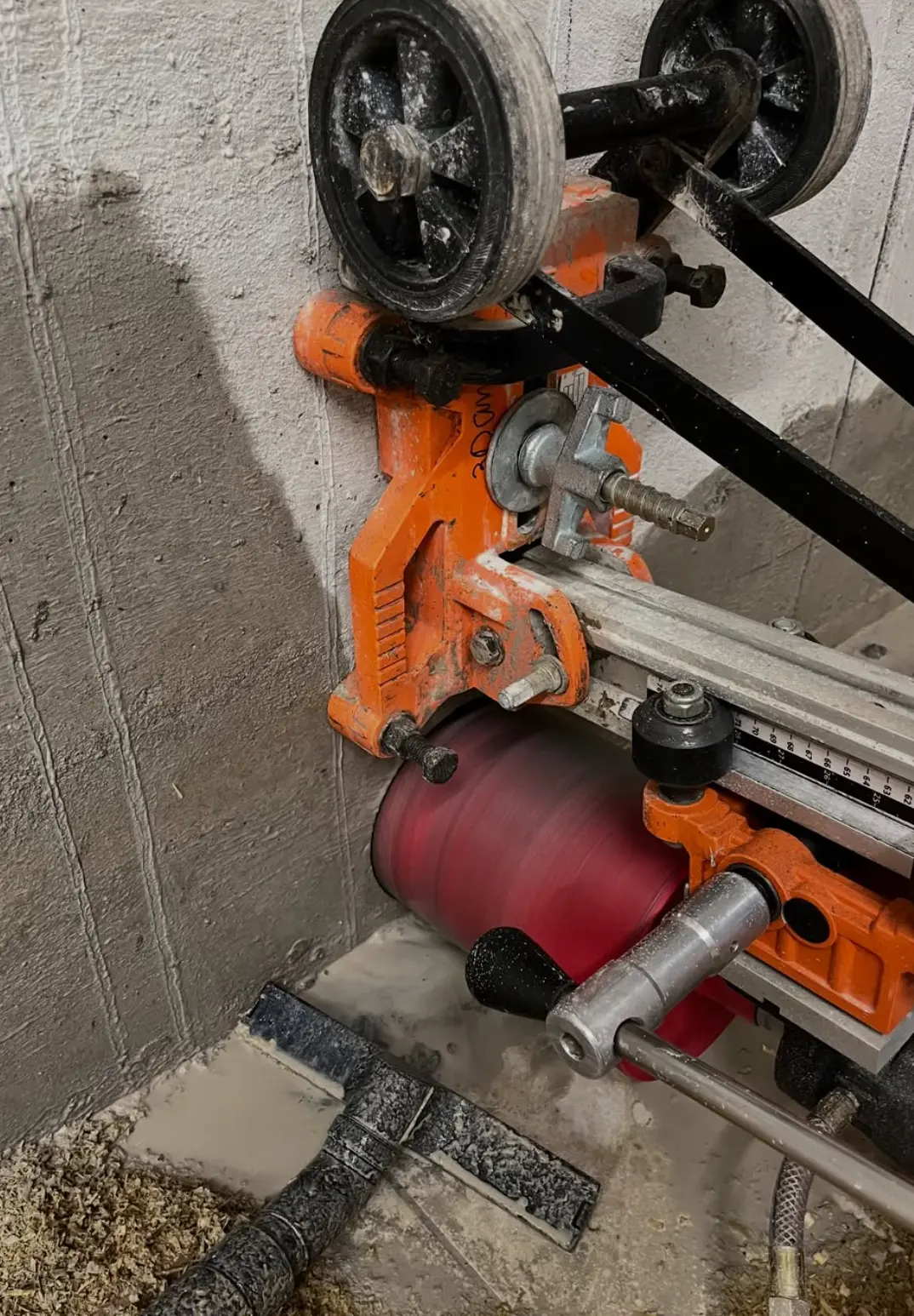 Carottage au mur à la couronne montée sur rail
