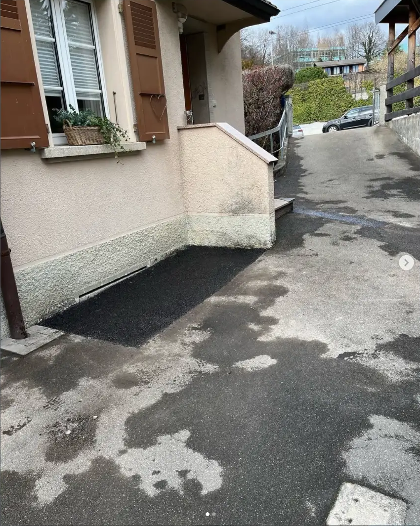 Enrobé posé le long de la maison et sur l’accès extérieur