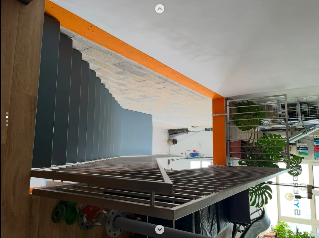 Escalier et mur rénovés dans le bureau à Henniez