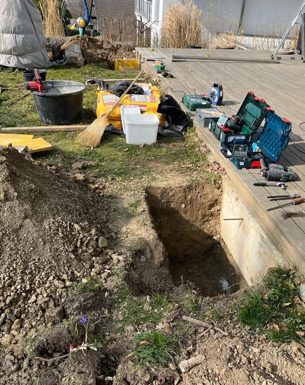 Fouille réalisée au pied de la terrasse pour la création d’un pilier