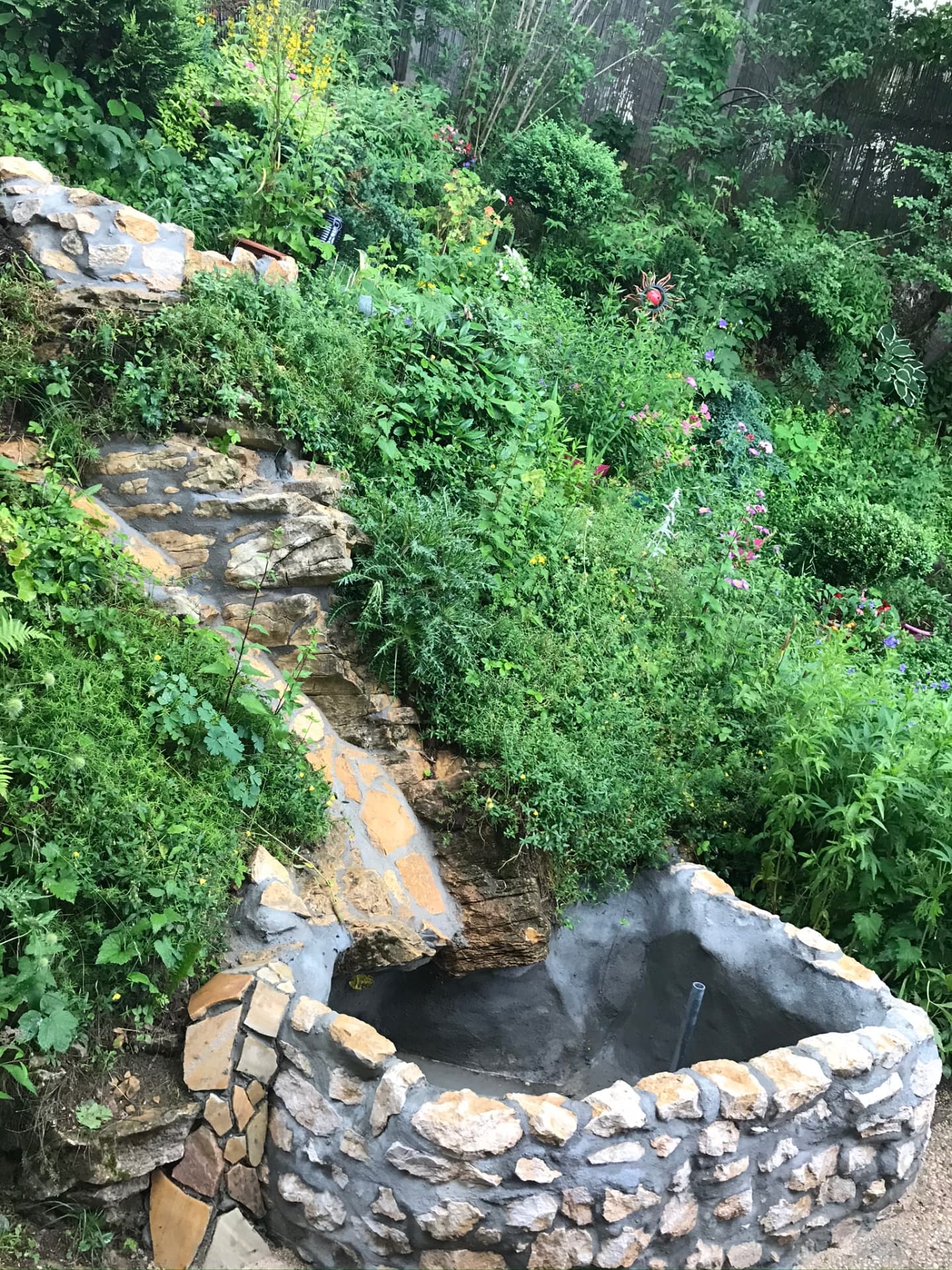 Bassin et parcours d’eau intégrés dans le jardin