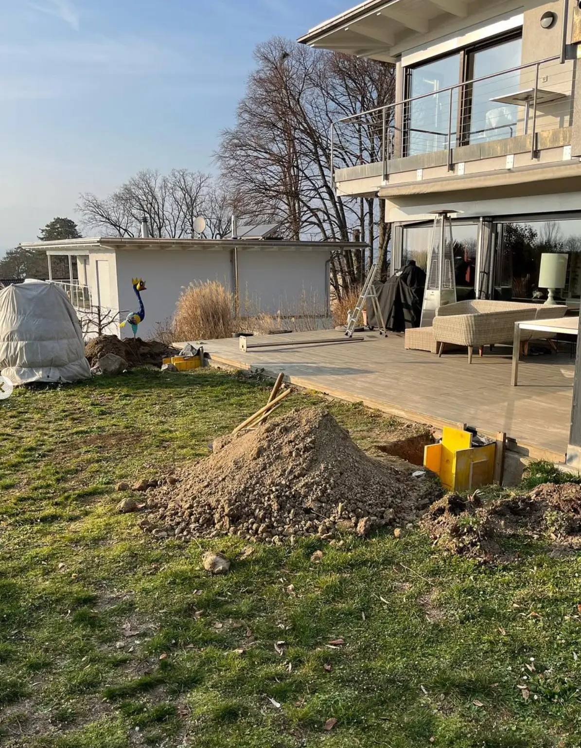 Vue d’ensemble des travaux pour deux piliers en bordure de terrasse