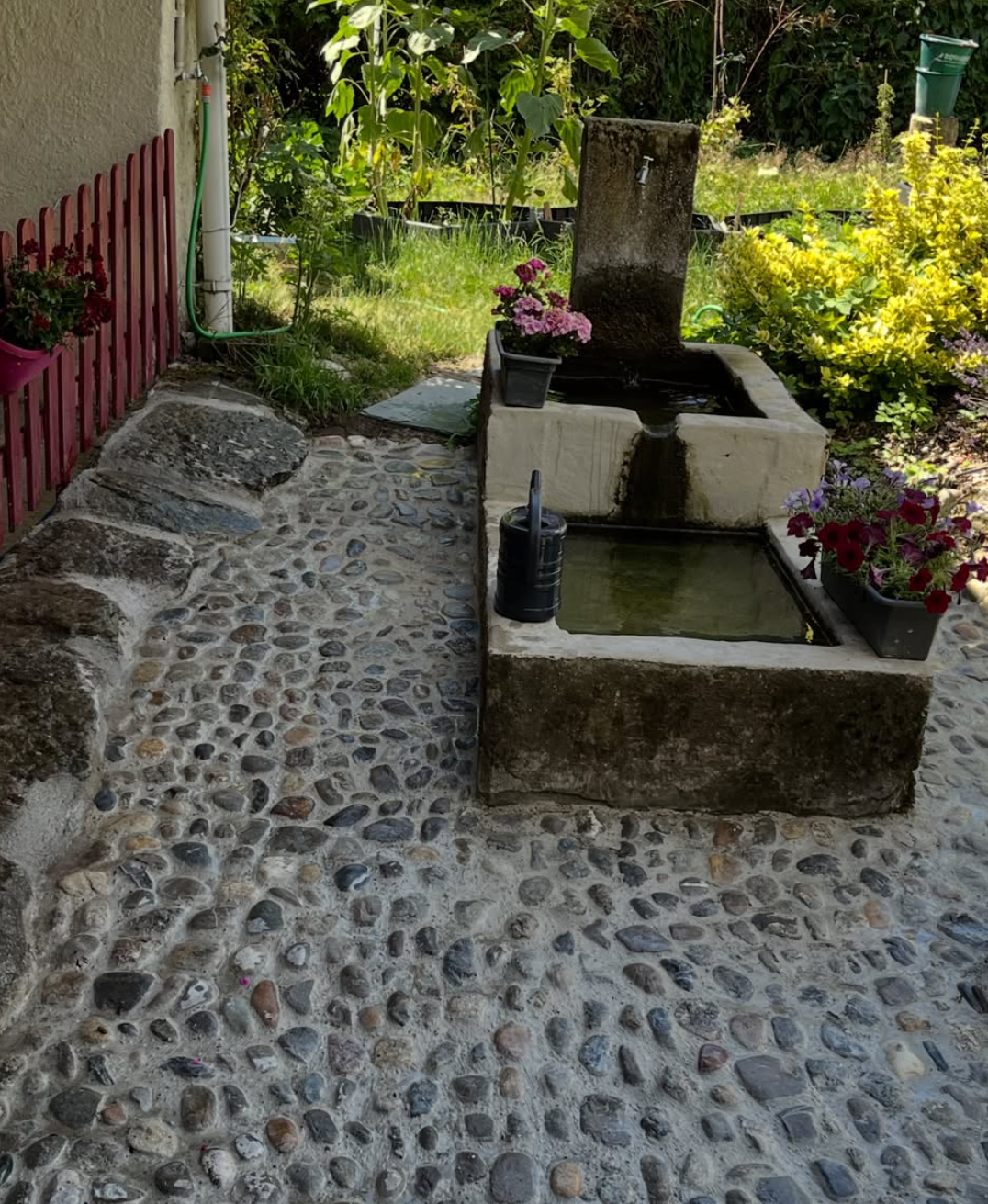 Détail des galets jointoyés autour de la fontaine