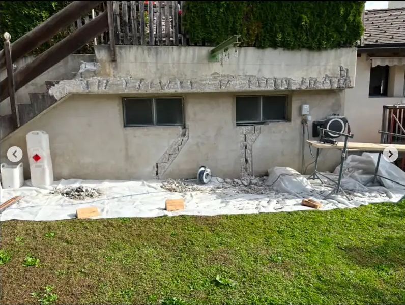Fissures ouvertes pour le traitement sur la façade