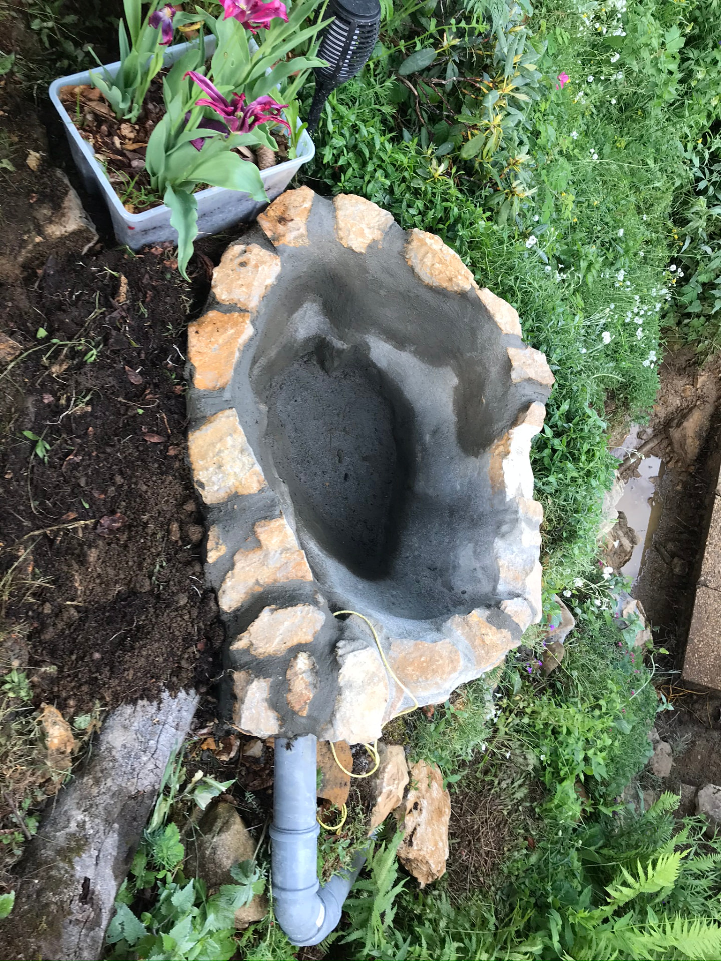 Bassin maçonné de la fontaine en cours de construction
