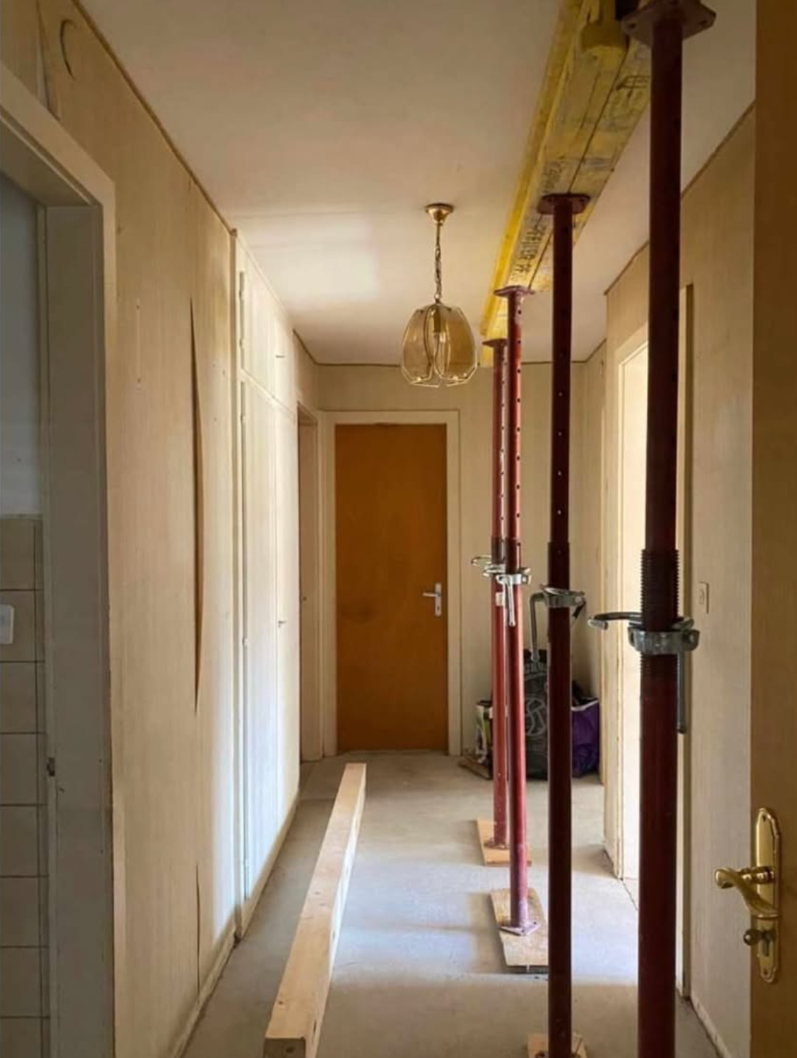 Couloir étayé avec étais métalliques avant le démontage du mur porteur