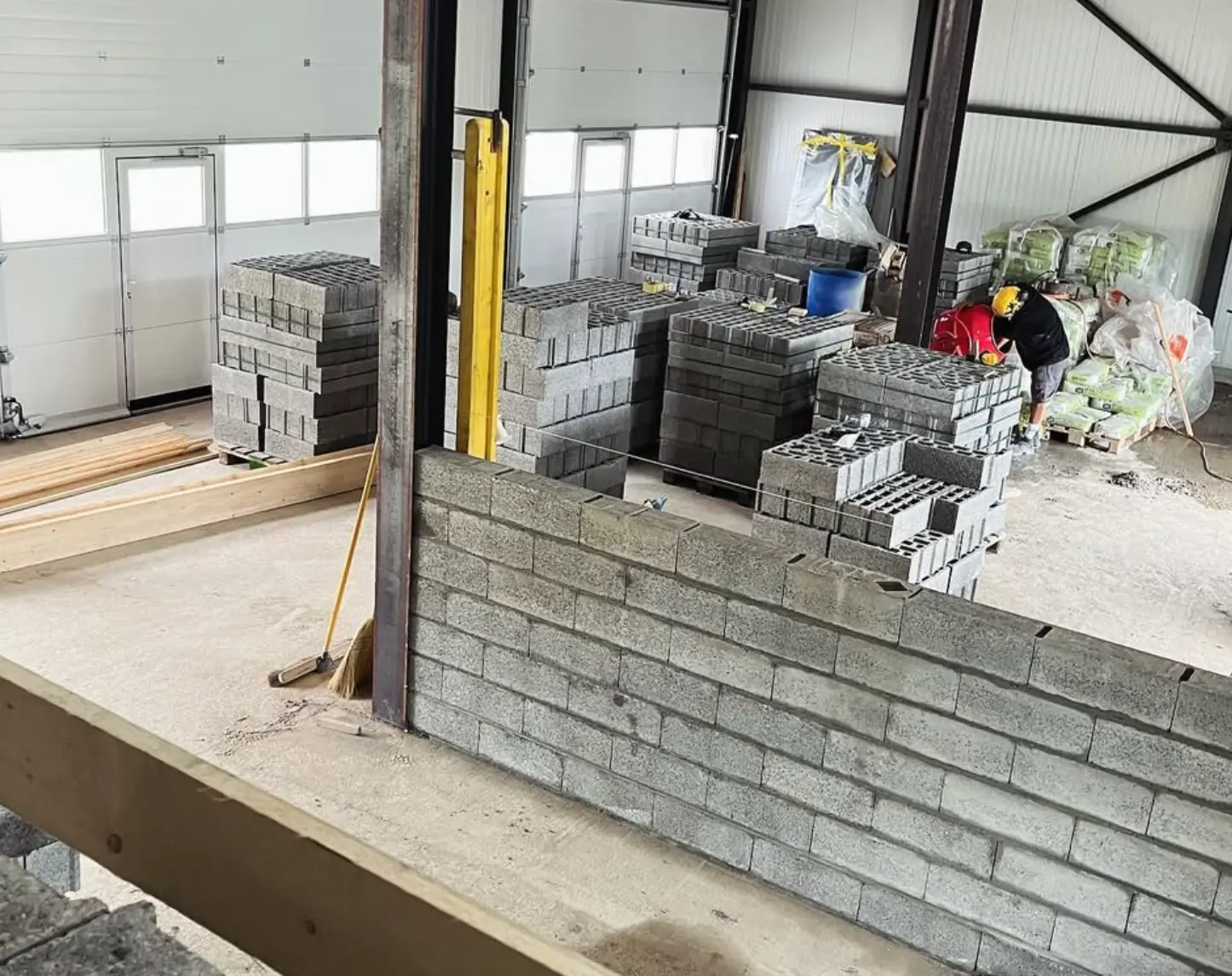 Vue en hauteur d’un mur en blocs de béton en cours de construction