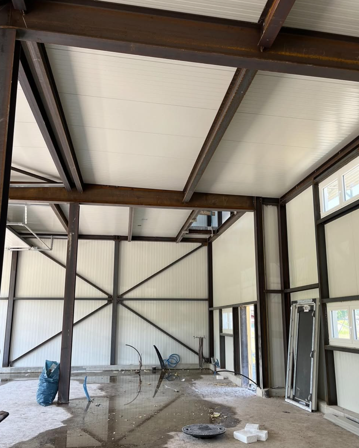 Intérieur de la halle de Servion avant les travaux de maçonnerie