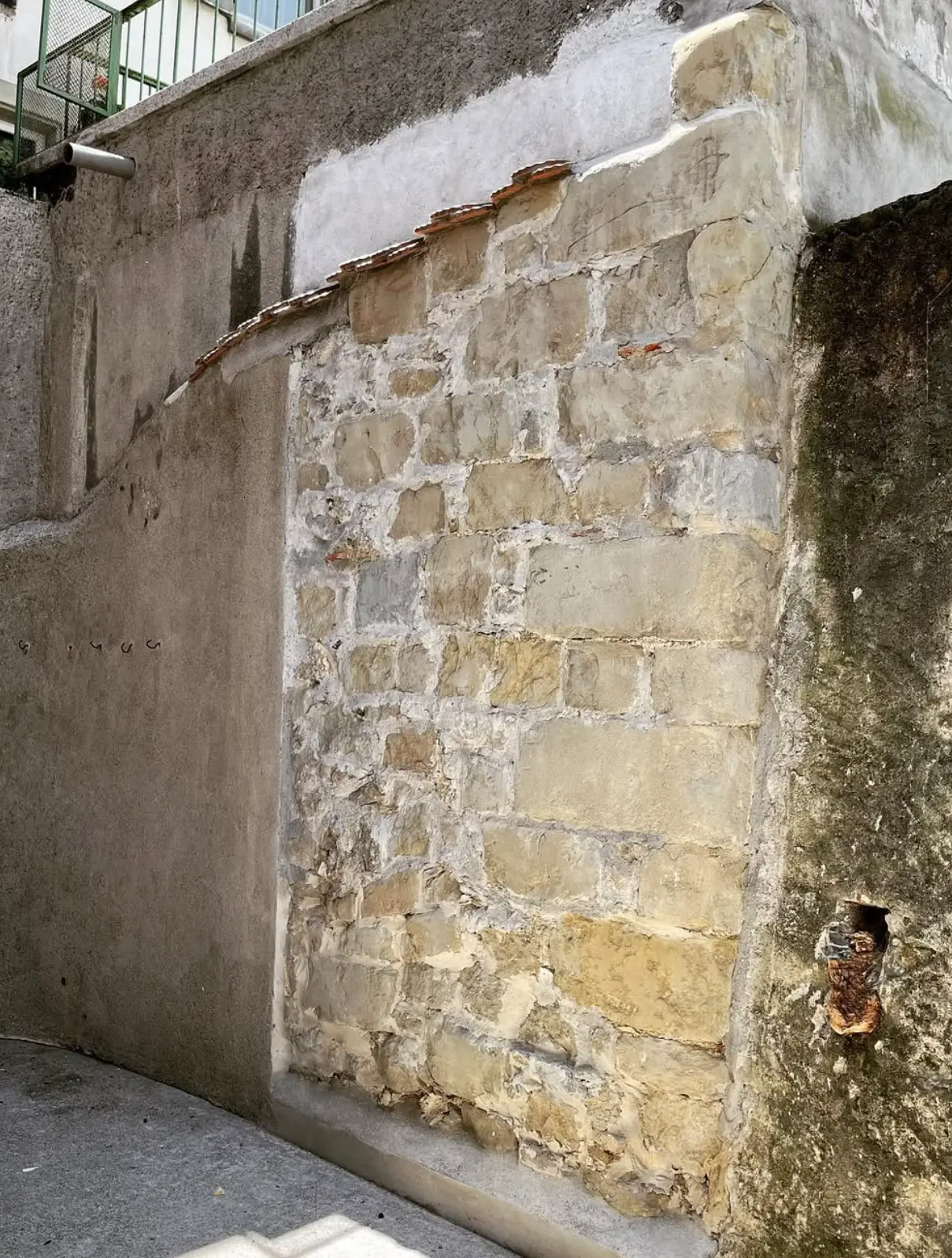 Mur en molasse apparente après nettoyage et rejointoiement