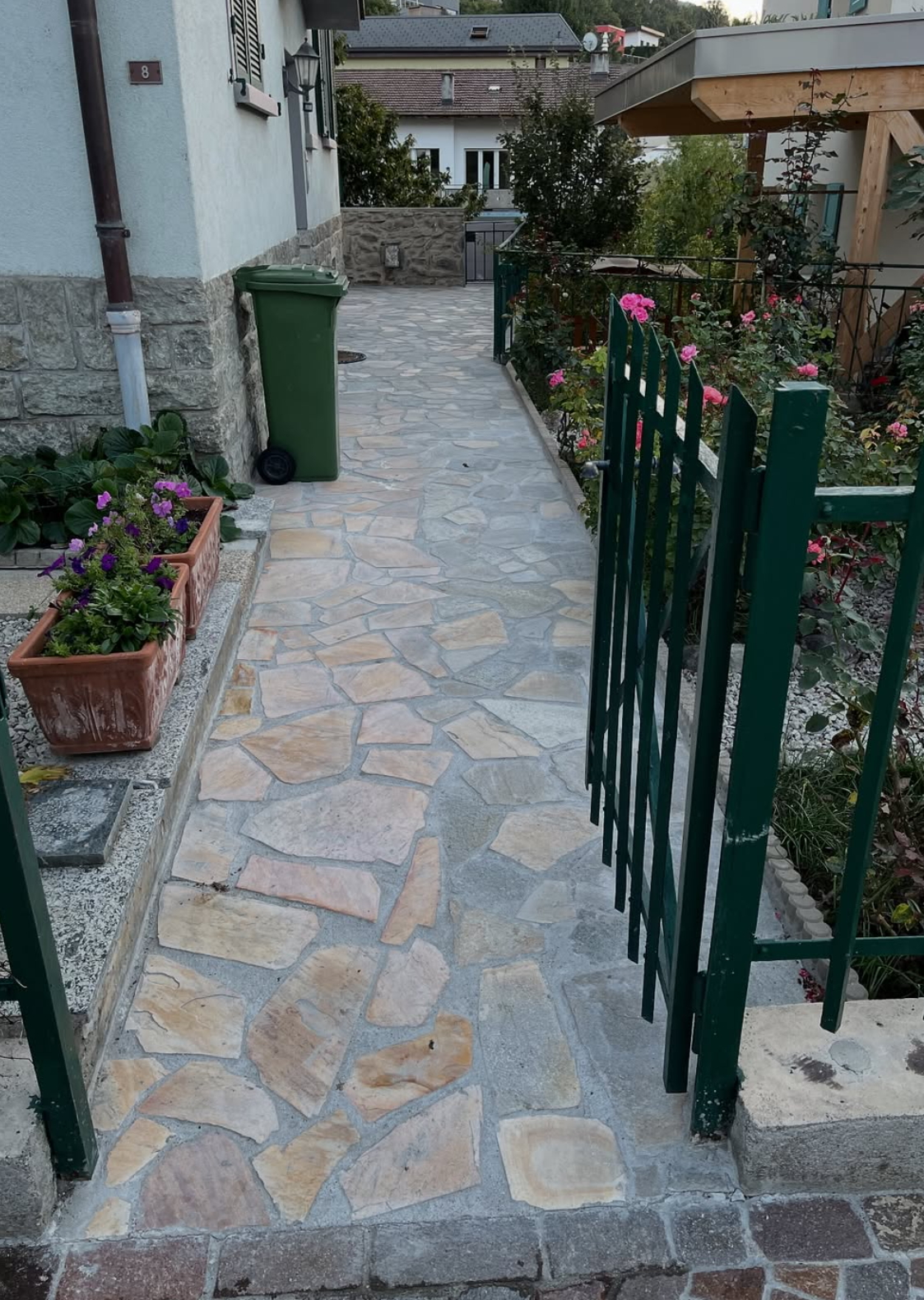 Allée en pierres polygonales terminée le long d’une maison