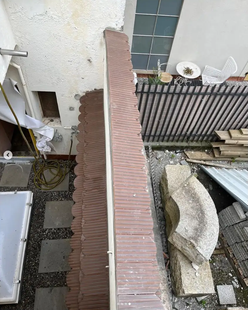 Mur protégé par des couvertines en terre cuite