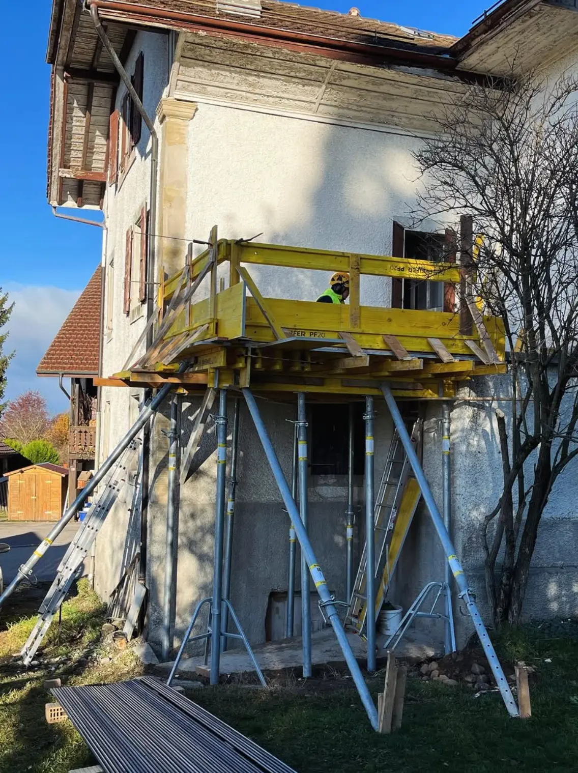 Coffrage du balcon monté sur étais le long de la façade
